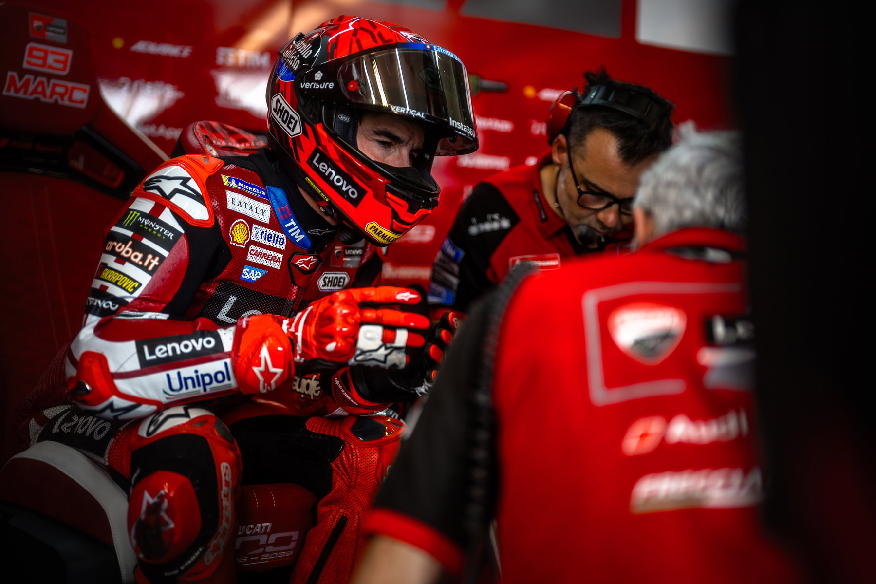 Marc Marquez auf der Ducati in der Box, umgeben von seiner Crew – MotoGP Ungarn GP Balaton Park 2026