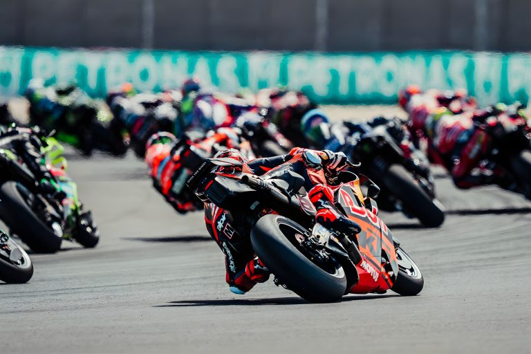 MotoGP vergrößert den Startabstand: Was sich ab dem Sachsenring ändert Maverick Vinales auf der Tech3-KTM RC16 in einer grossen Fahrergruppe – MotoGP Ungarn GP Balaton Park 2026