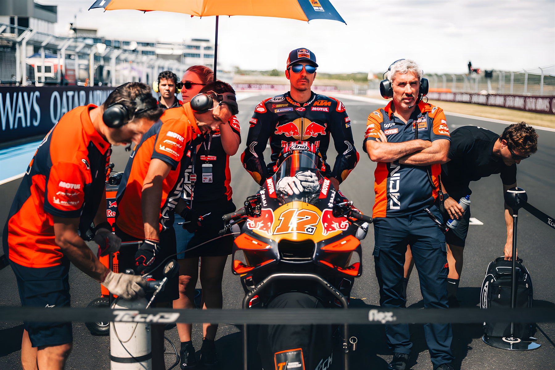 MotoGP Future Secured: All Five Manufacturers Sign Through 2031 2 Maverick Vinales mit seiner Crew in der Tech3-Box – MotoGP Ungarn GP Balaton Park 2026