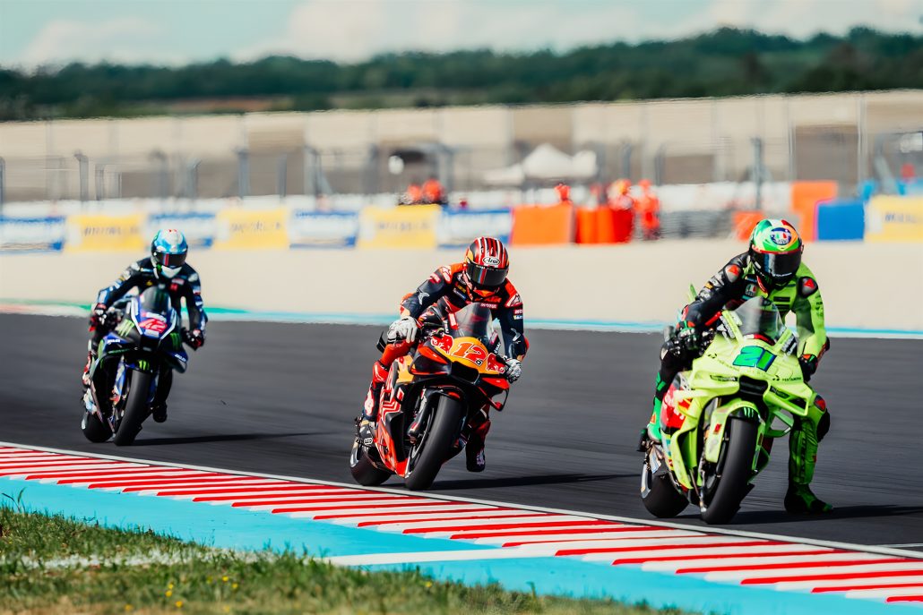 MotoGP widens the starting grid: What changes from the Sachsenring onward 2 Maverick Vinales auf der Tech3-KTM RC16 in einer Fahrergruppe mit VR46-Ducati – MotoGP Ungarn GP Balaton Park 2026