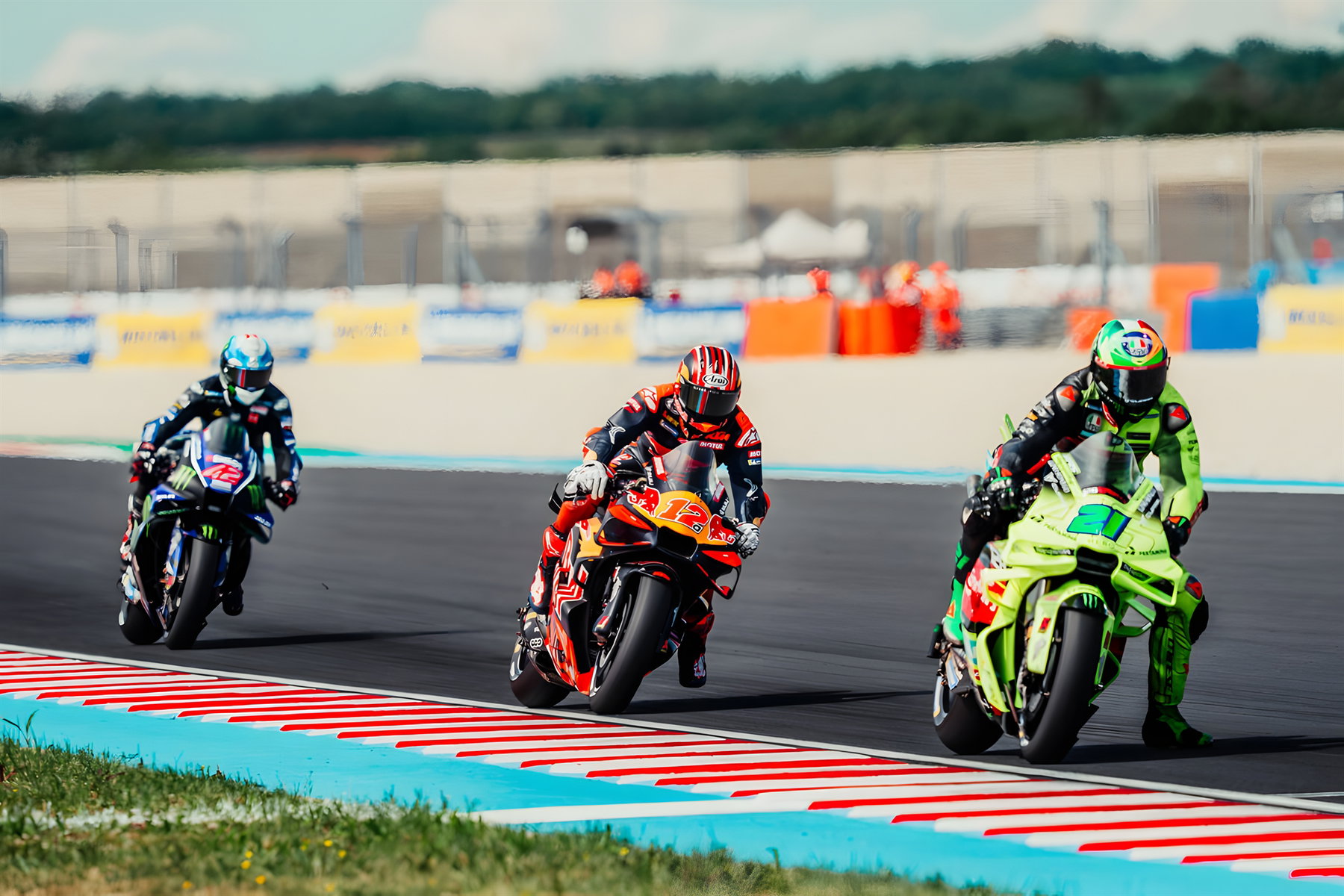Vinales fehlt in Silverstone: Neue Diagnose erklärt die Schwäche 7 Maverick Vinales auf der Tech3-KTM RC16 in einer Fahrergruppe mit VR46-Ducati – MotoGP Ungarn GP Balaton Park 2026