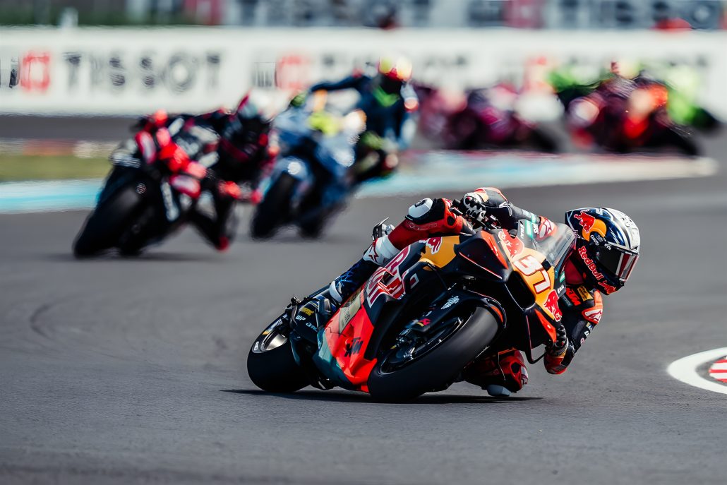 Pedro Acosta auf der Red Bull KTM RC16 in Schräglage am Kerb, Nahaufnahme – MotoGP Ungarn GP Balaton Park 2026