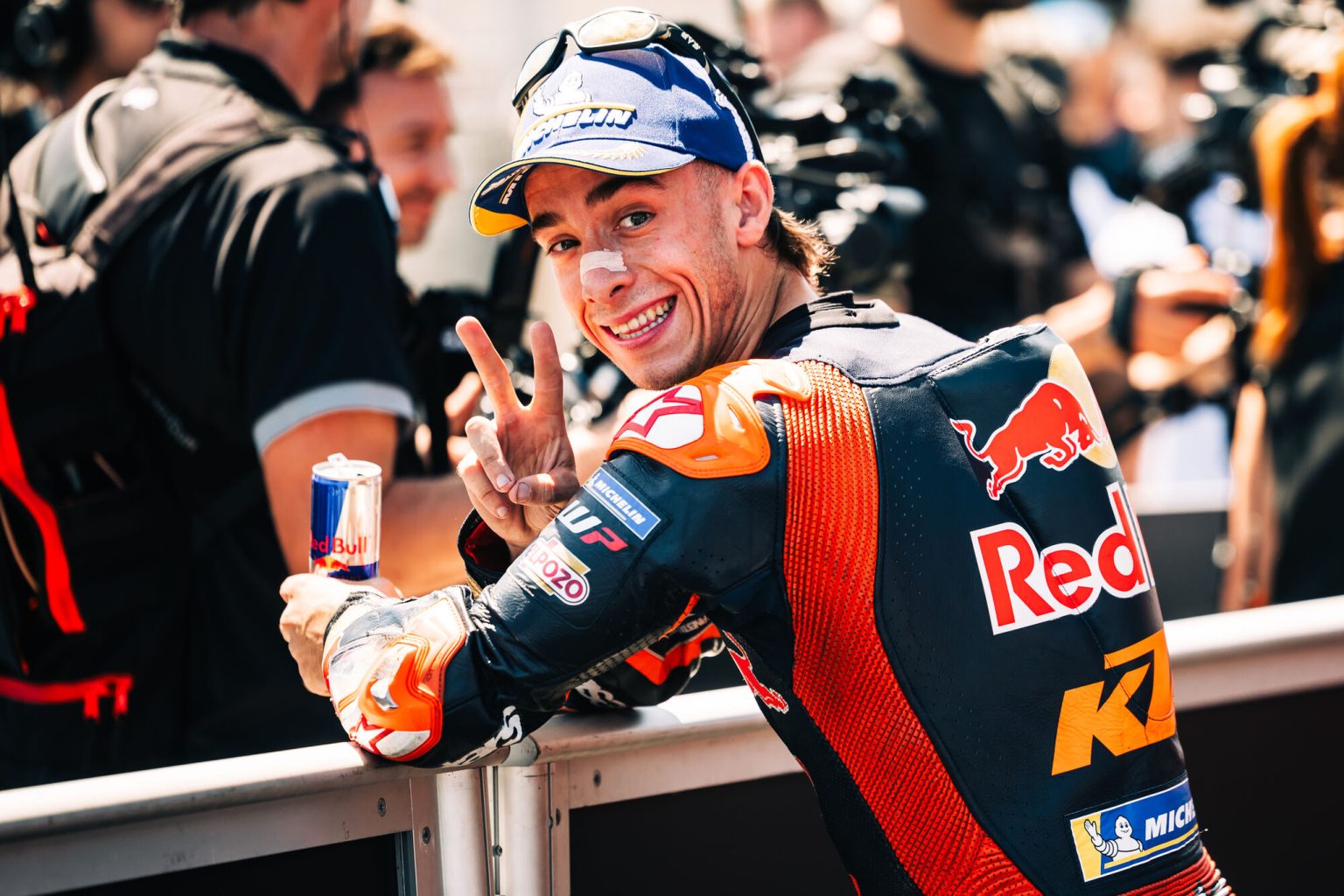 Pedro Acosta erfolgreich operiert: Comeback am Sachsenring geplant Pedro Acosta entspannt und lächelnd in der Red Bull KTM Box – MotoGP Ungarn GP Balaton Park 2026