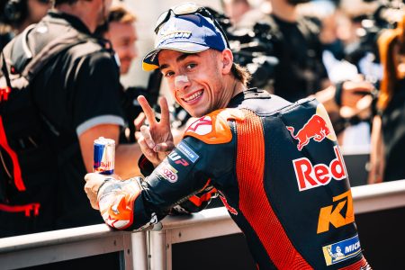Pedro Acosta entspannt und lächelnd in der Red Bull KTM Box – MotoGP Ungarn GP Balaton Park 2026