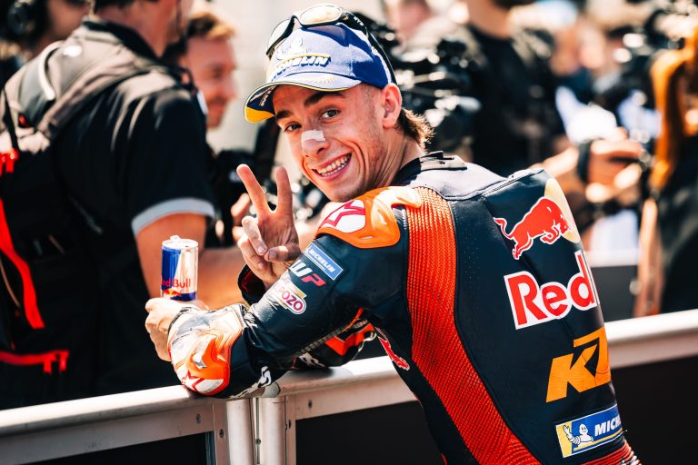 Pedro Acosta erfolgreich operiert: Comeback am Sachsenring geplant Pedro Acosta entspannt und lächelnd in der Red Bull KTM Box – MotoGP Ungarn GP Balaton Park 2026