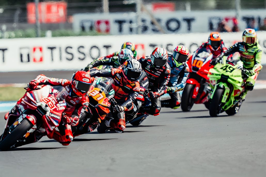 Pedro Acosta auf der KTM RC16 an der Spitze einer Fahrergruppe vor den Tissot-Banden – MotoGP Ungarn GP Balaton Park 2026