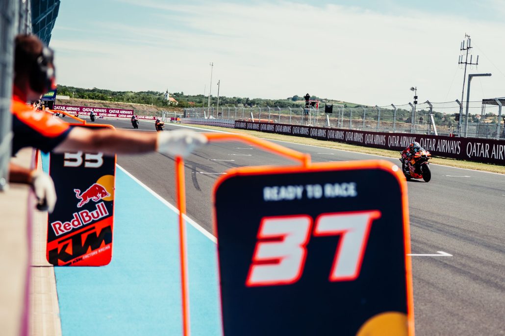 Die KTM RC16 mit der Startnummer 37 von Pedro Acosta mit Ready-to-Race-Schild in der Boxengasse – MotoGP Ungarn GP Balaton Park 2026