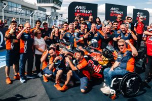 Pedro Acosta und das Red Bull KTM Team beim Gruppenfoto am Tissot-Board – MotoGP Ungarn GP Balaton Park 2026