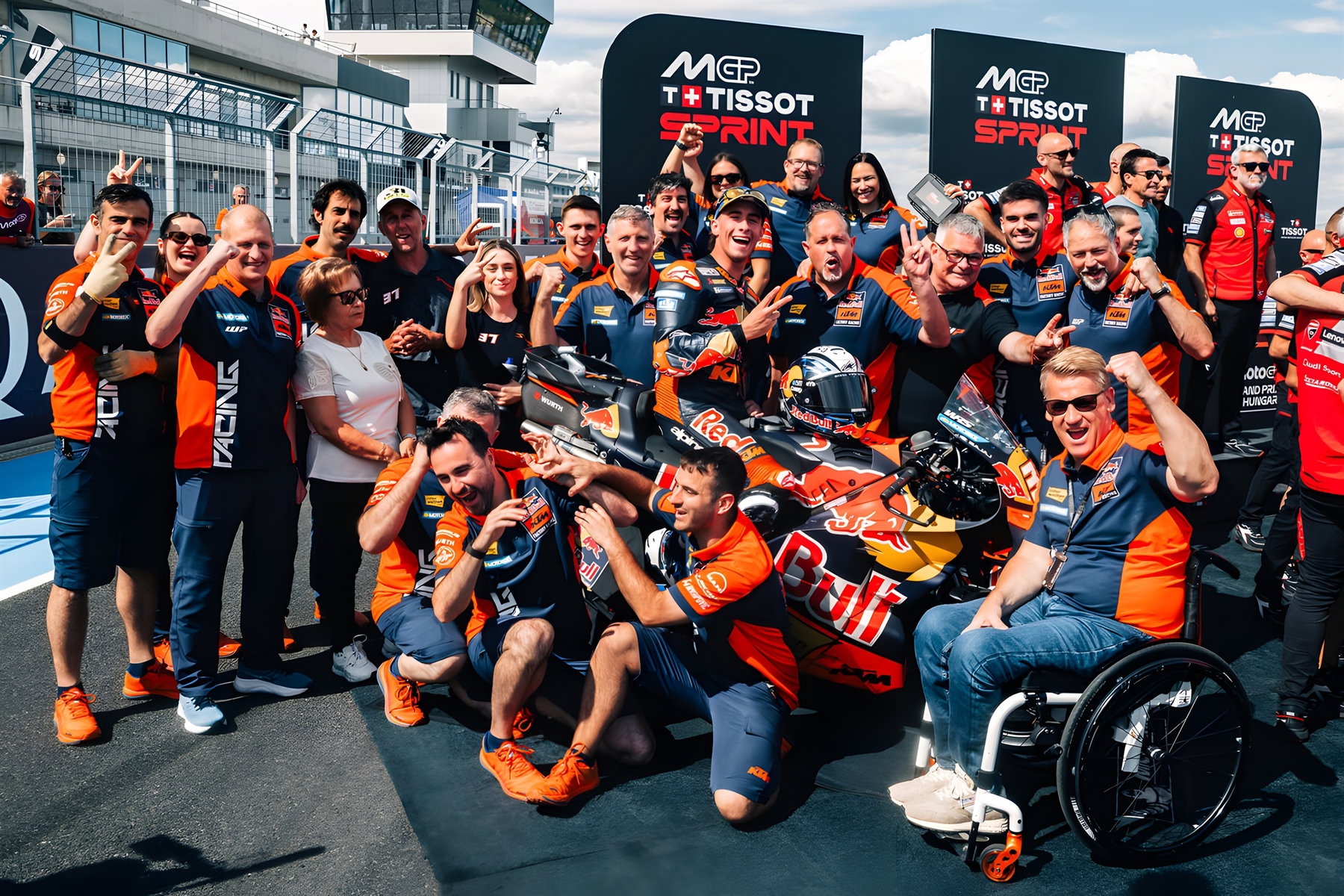 Pedro Acosta und das Red Bull KTM Team beim Gruppenfoto am Tissot-Board – MotoGP Ungarn GP Balaton Park 2026