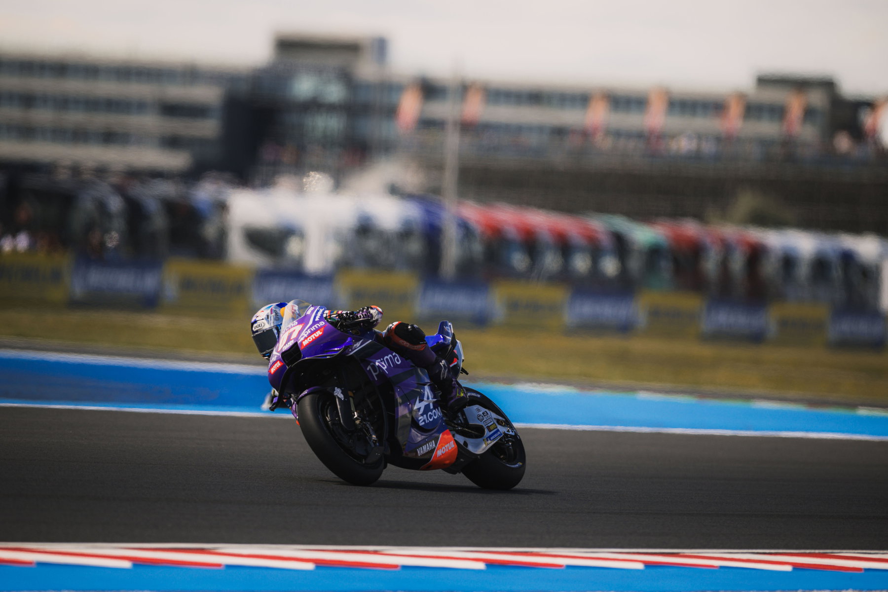 MotoGP ohne Ungarn: Warum der Balaton Park nach zwei Jahren raus ist 5 Toprak Razgatlioglu auf der Prima Pramac Yamaha YZR-M1 mit der Startnummer 7 in Schräglage – MotoGP Ungarn GP Balaton Park 2026