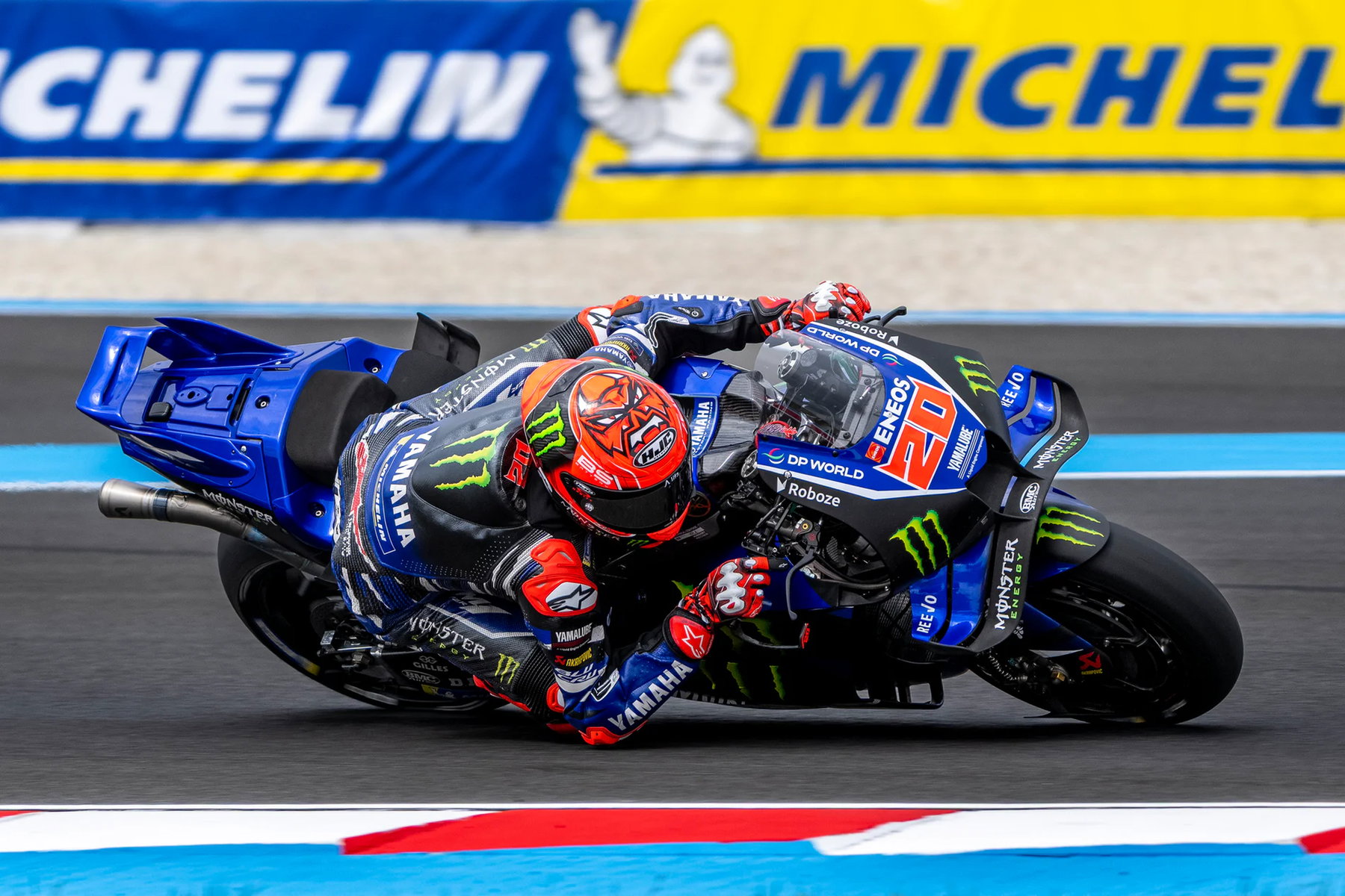 Quartararo Without Monster: What Red Bull's Honda Comeback Changes for 2027 5 Fabio Quartararo auf der Yamaha YZR-M1 mit Startnummer 20 in Schräglage, Nahaufnahme – MotoGP Ungarn GP Balaton Park 2026