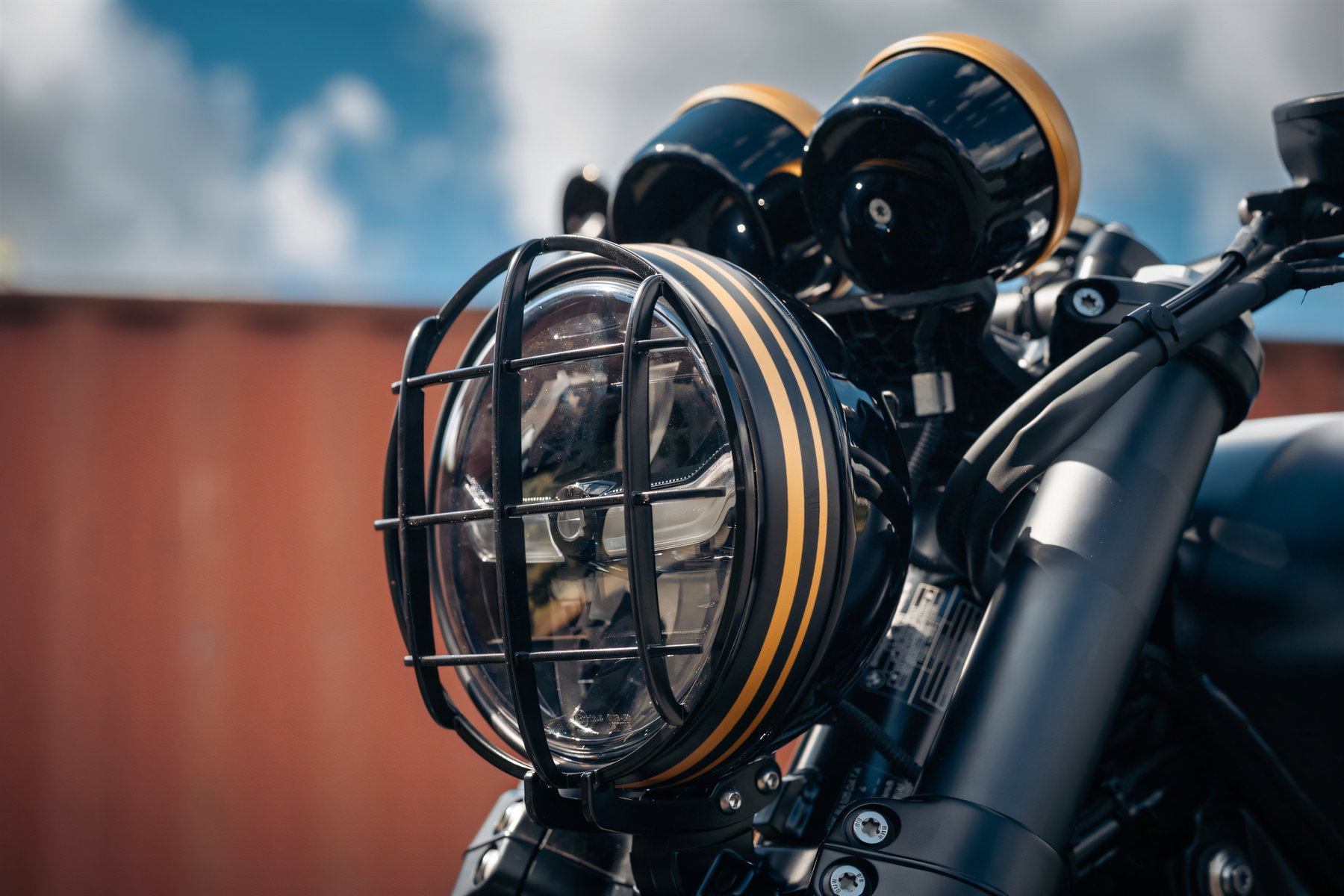 BMW R 12 als Scrambler: FCR Original verwandelt den Cruiser 4 BMW R 12 Scrambler by FCR Original – LED-Scheinwerfer mit Schutzgitter und goldenen Zierstreifen auf schwarzem Lampentopf