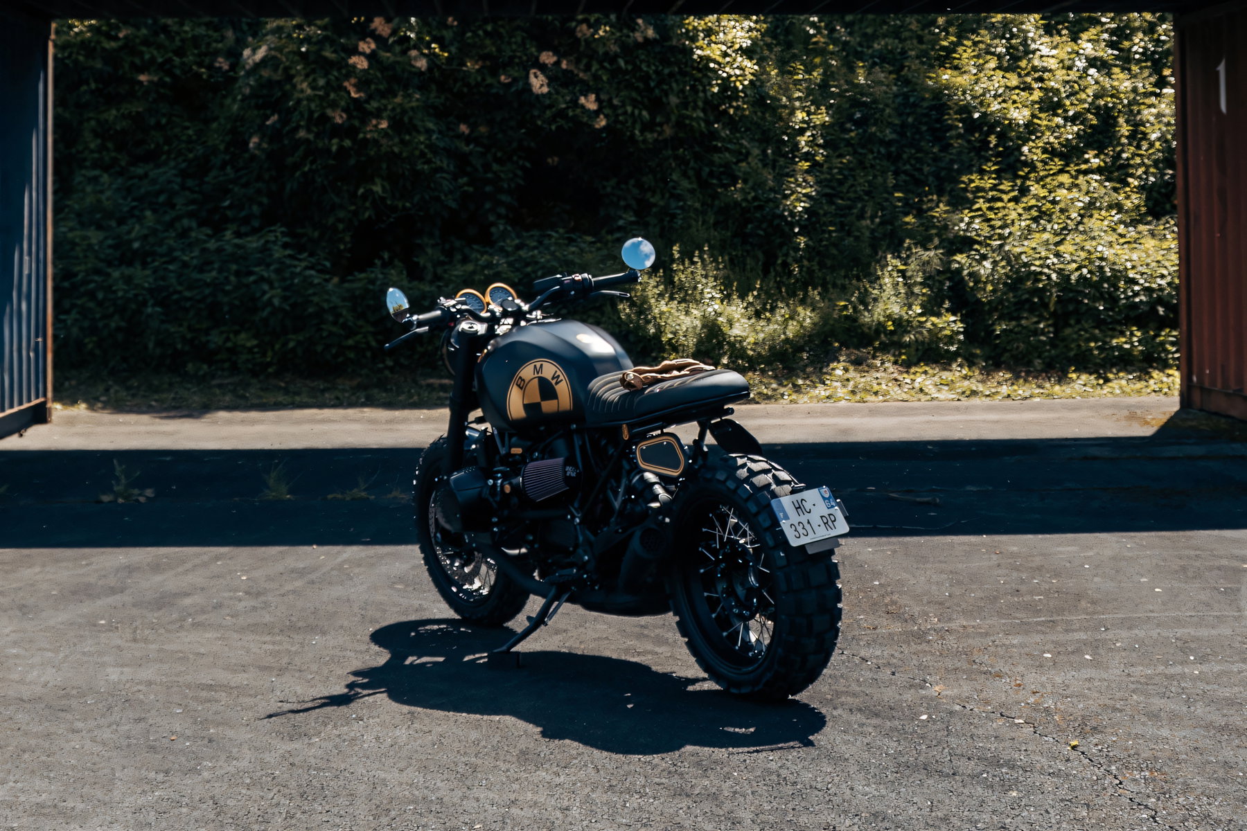 BMW R 12 als Scrambler: FCR Original verwandelt den Cruiser 3 BMW R 12 Scrambler by FCR Original – Dreiviertel-Heckansicht mit Continental TKC80 Stollenreifen und schwarzen Speichenrädern