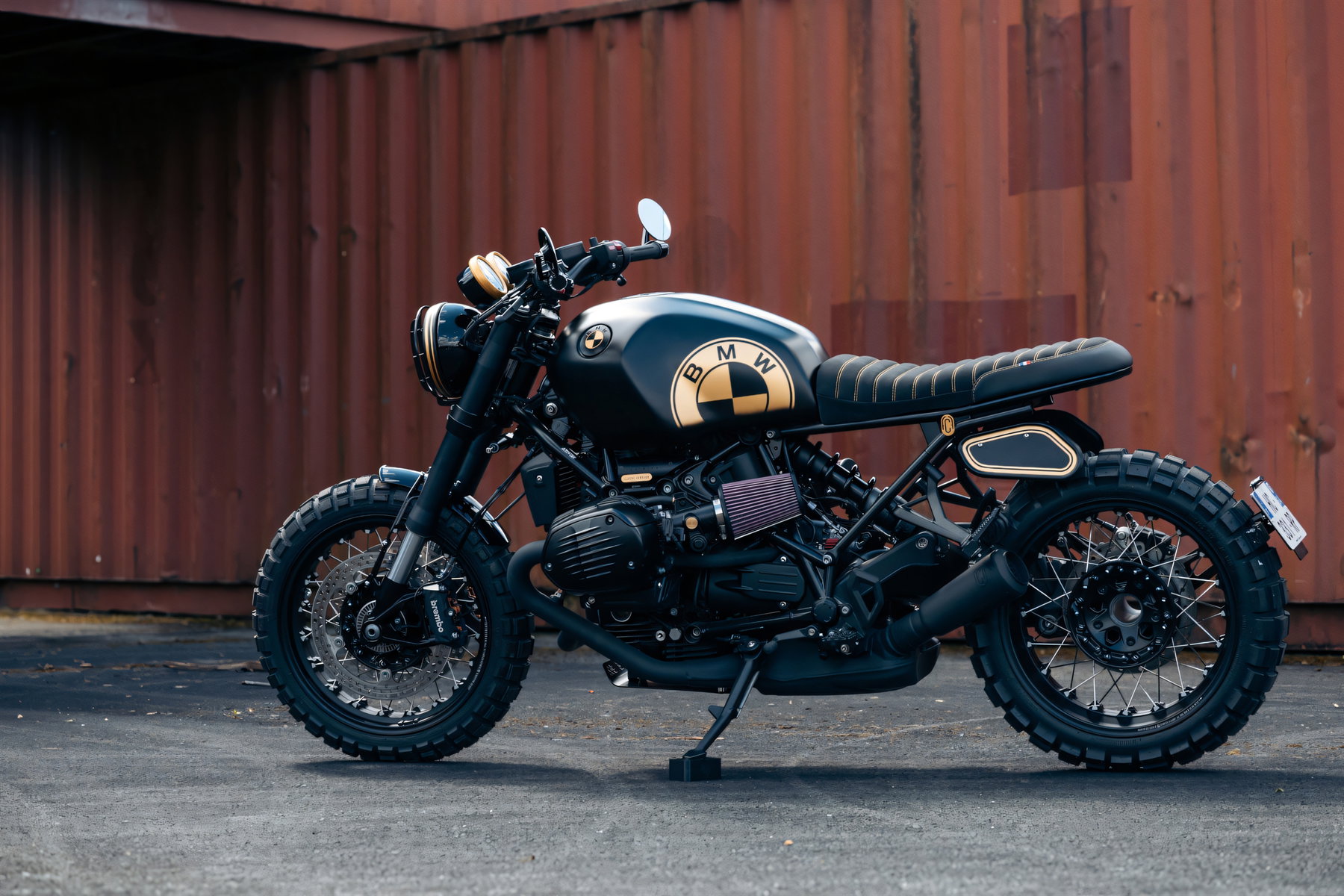 BMW R 12 als Scrambler: FCR Original verwandelt den Cruiser 6 BMW R 12 Scrambler by FCR Original – Komplette linke Seitenansicht in Schwarz-Gold-Lackierung mit Boxer-Motor und FCR Original Auspuff