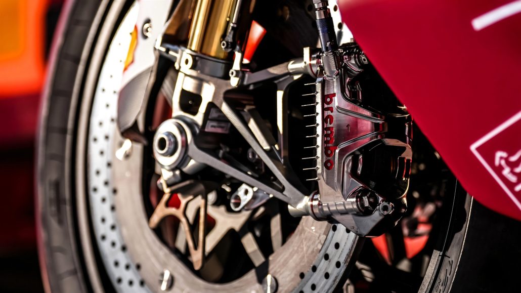 Brembo Hyction: Carbon-Keramik-Bremsen für die WSBK 7 Brembo Hyction Carbon-Keramik-Bremssystem Nahaufnahme an einer Ducati Panigale V4 R WorldSBK-Maschine mit Öhlins-Gabel und gebohrter Bremsscheibe