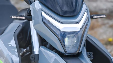 CFMoto 250 Dual – LED-Scheinwerfer Detailansicht mit LED Technology Schriftzug und Tagfahrlicht in Tundra Grey