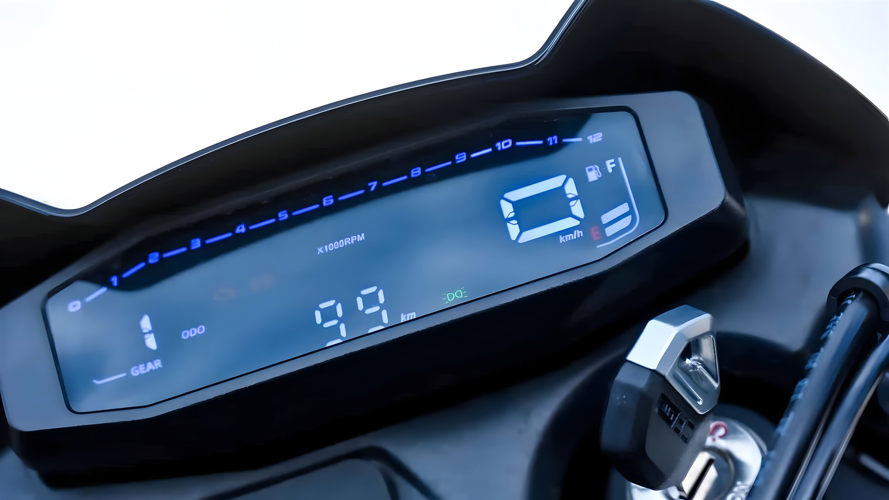 CFMoto 250 Dual – LCD-Display mit Drehzahlbalken, Geschwindigkeitsanzeige, Ganganzeige und Tankfüllstand