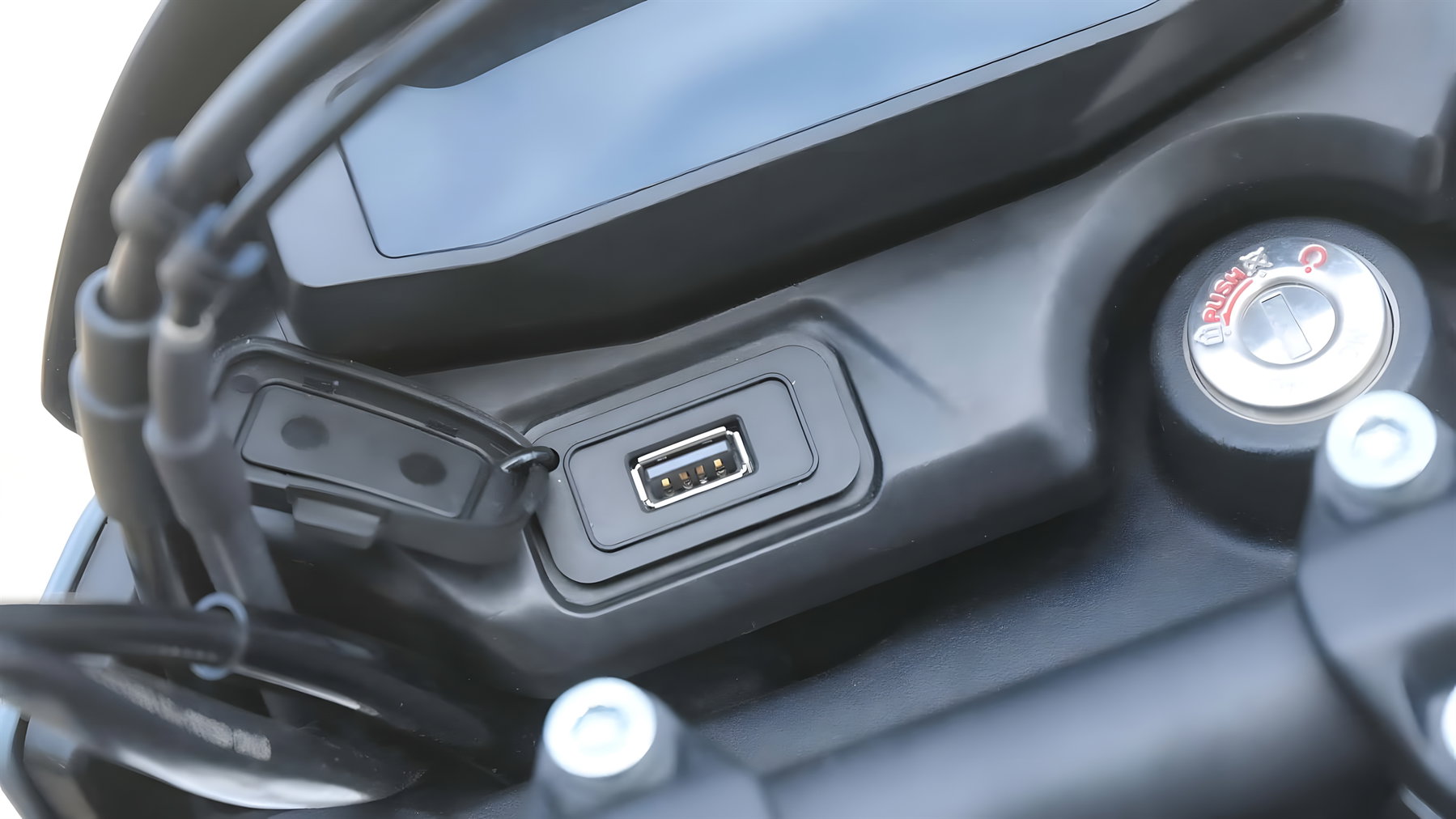 CFMoto 250 Dual – USB-Ladeanschluss im Cockpit neben dem Zündschloss