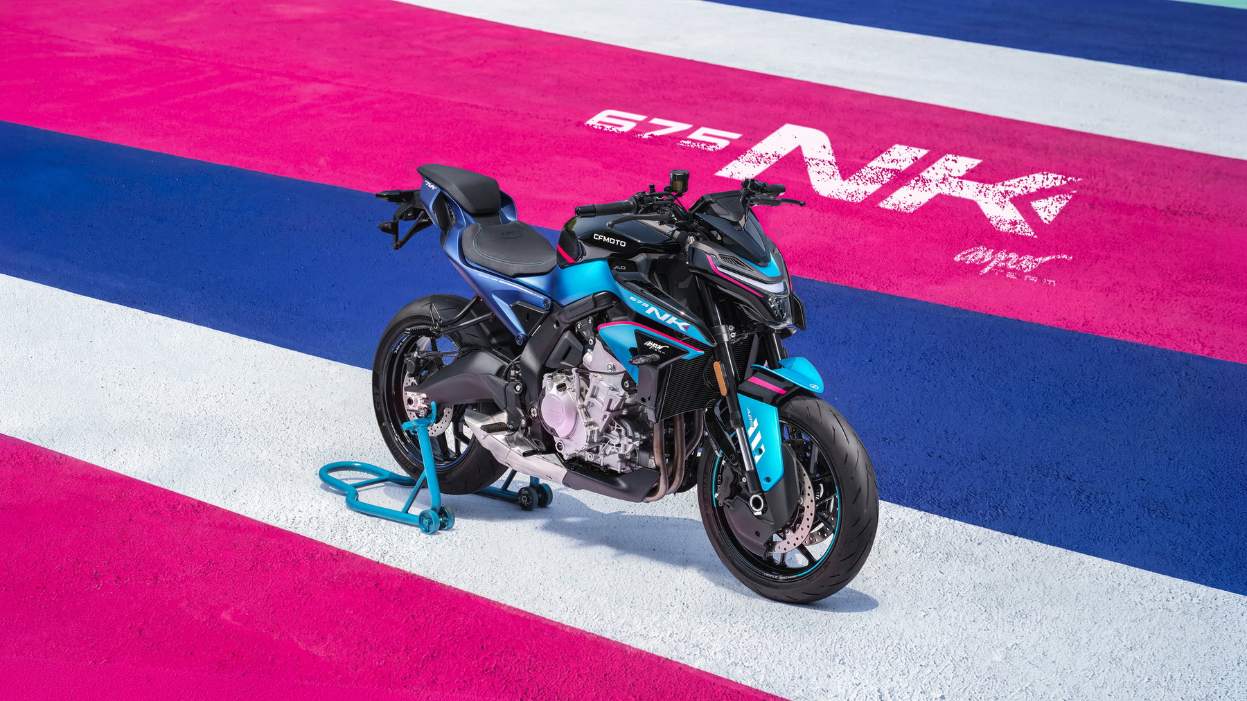 CFMoto 675 NK Aspar Edition: Rennoptik ohne Aufpreis, nur 300 Stück 6 CFMOTO 675NK 2026 in Champion Blue – Heck-Schrägansicht des Naked Bikes auf der Rennstrecke mit 675NK-Schriftzug auf dem Asphalt