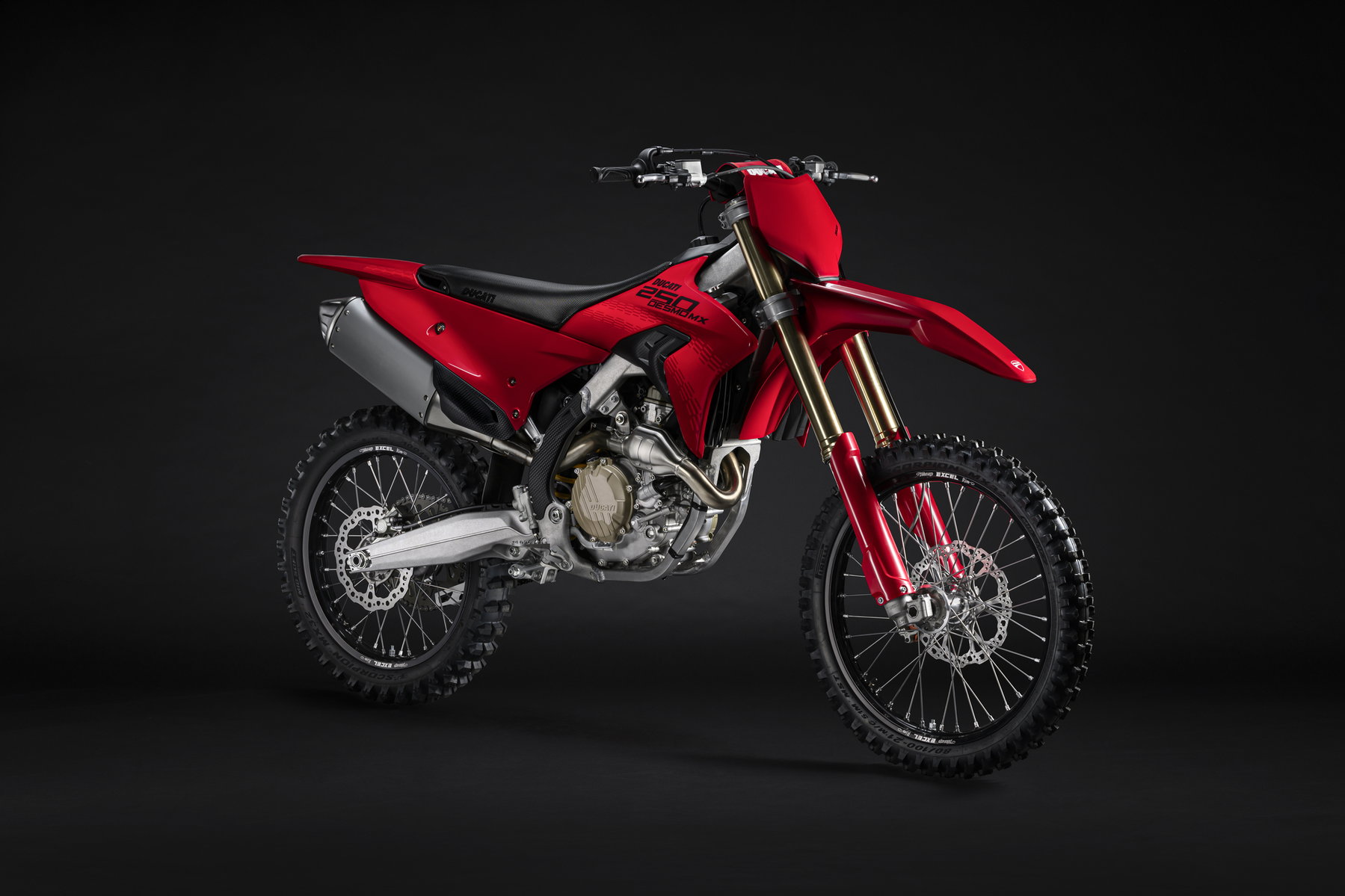 Ducati Desmo250 MX kommt: Desmodromik erobert die 250er-Klasse 3 Ducati Desmo250 MX 2027 in Ducati Red – Studio-Schrägansicht von vorne rechts mit roter Showa-Upside-down-Gabel, Brembo-Bremse und Excel-Felgen vor dunklem Hintergrund