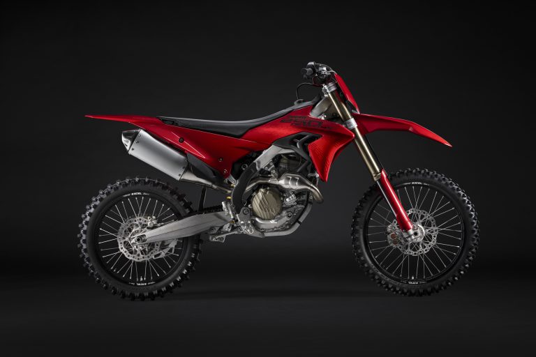 Ducati Desmo250 MX 2027 in Ducati Red – Seitenansicht von links im Studio mit Desmodromik-Einzylinder, Aluminium-Schwinge und Edelstahl-Auspuff