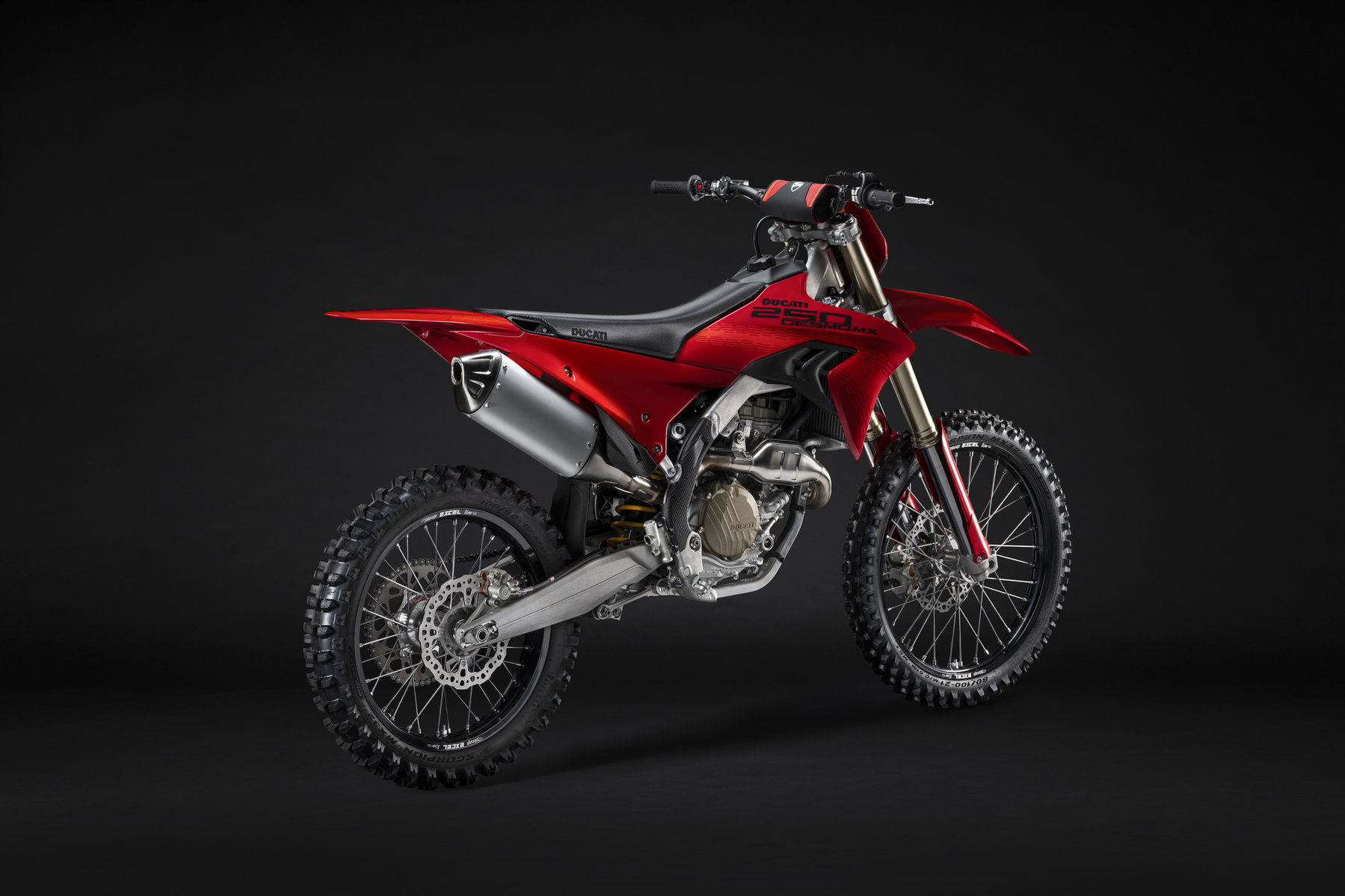Ducati Desmo250 MX kommt: Desmodromik erobert die 250er-Klasse 5 Ducati Desmo250 MX 2027 in Ducati Red – Studioaufnahme der Heckpartie von links hinten mit Auspuff, Showa-Federbein und Pirelli-Scorpion-Hinterreifen