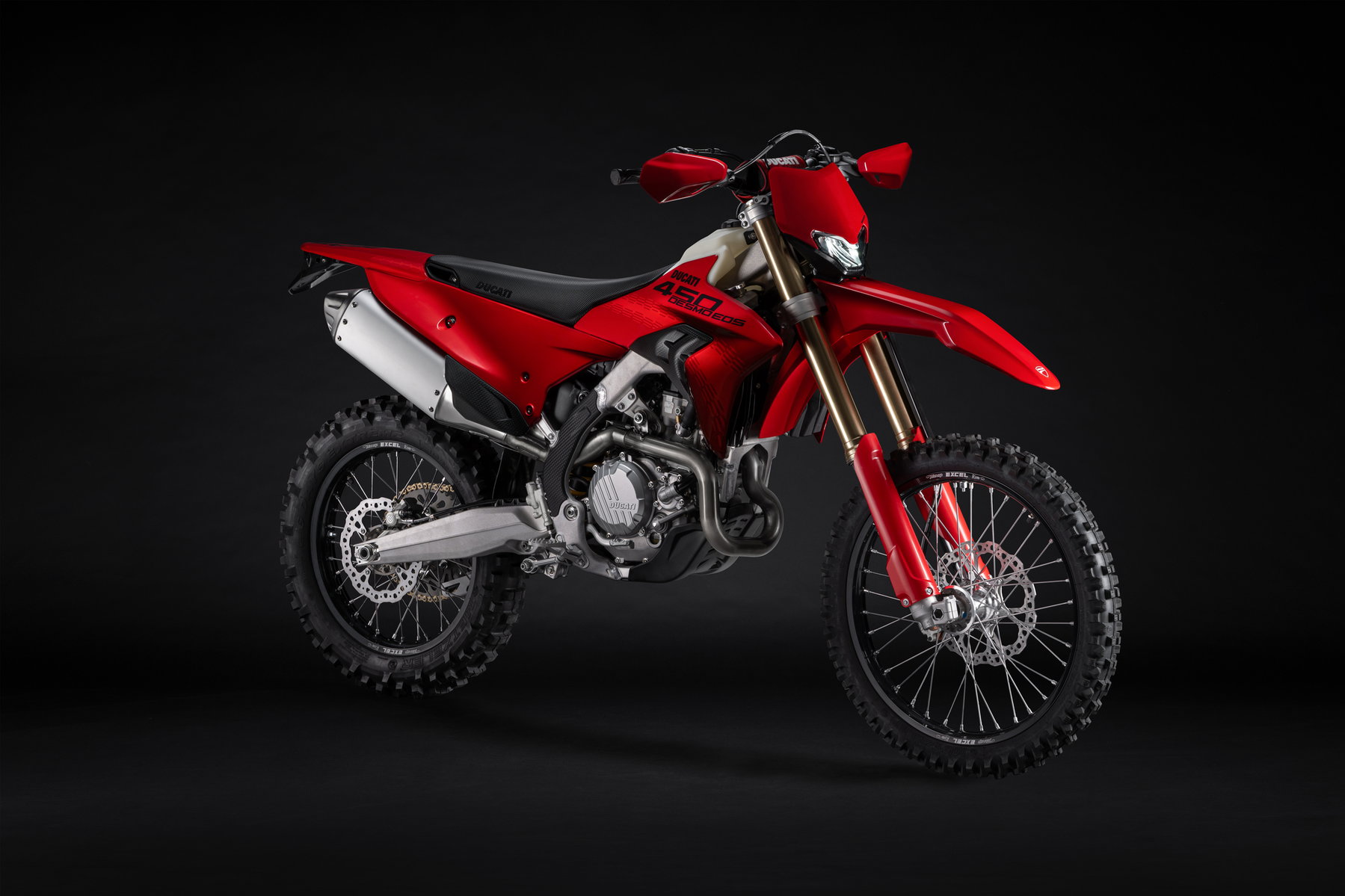 Ducati Desmo450 EDS: Erste straßenzugelassene Enduro mit Desmodromik 2 Ducati Desmo450 EDS 2027 Detailansicht schräg von rechts