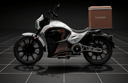 E Daddy X7 2025 – Seitenansicht des Elektro-Motorrads in Weiß-Schwarz mit kupferfarbenen Akzenten und Lieferbox auf der Thunderbolt-X-Plattform im Studio