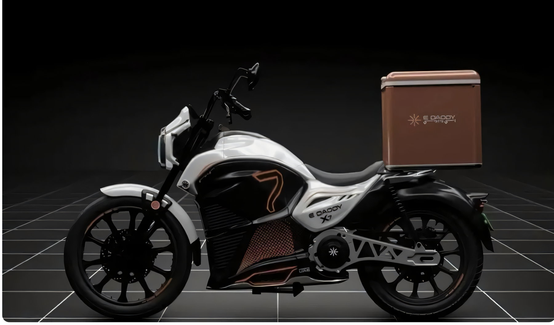 E Daddy X7-Serie: Dubai stellt vernetzte Elektro-Plattform vor 5 E Daddy X7 2025 – Hero-Seitenansicht des Elektro-Motorrads in Weiß-Schwarz mit kupferfarbener Lieferbox, sichtbarem Elektromotor und Gitterrohr-Schwinge im Studio