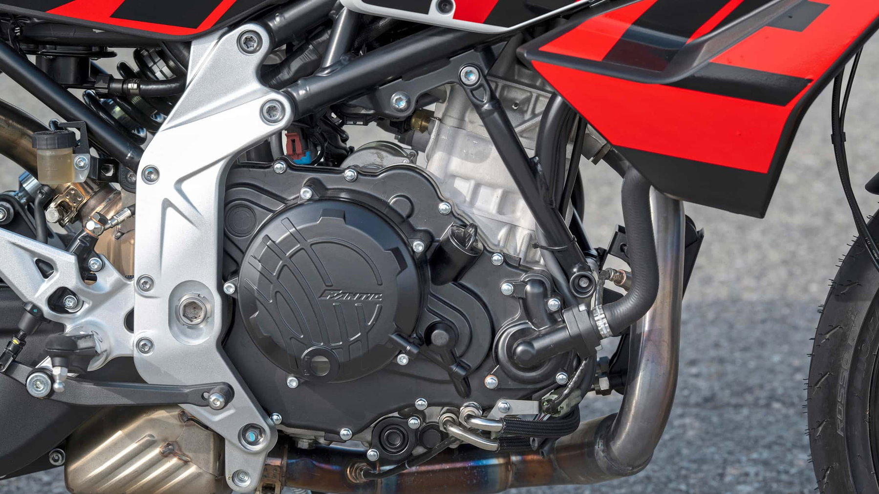 Fantic Stealth 500: 45 hp, 147 kg and Caballero 500 Technology 1 Fantic Stealth 500 2026 – 463cc Minarelli single-cylinder engine detail with Fantic logo on clutch cover and steel trellis frame