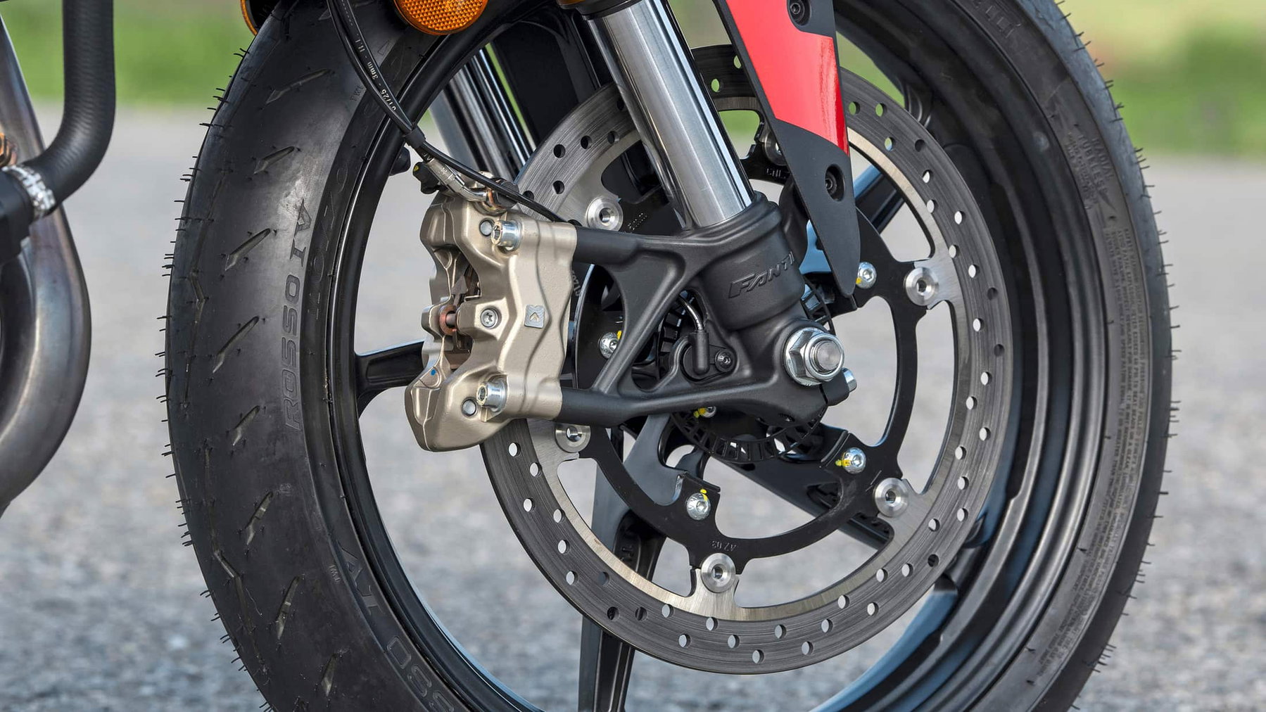 Fantic Stealth 500: 45 hp, 147 kg and Caballero 500 Technology 2 Fantic Stealth 500 2026 – front wheel detail with radially mounted Bybre brake caliper, 320mm disc, gold USD fork and Pirelli Diablo Rosso IV