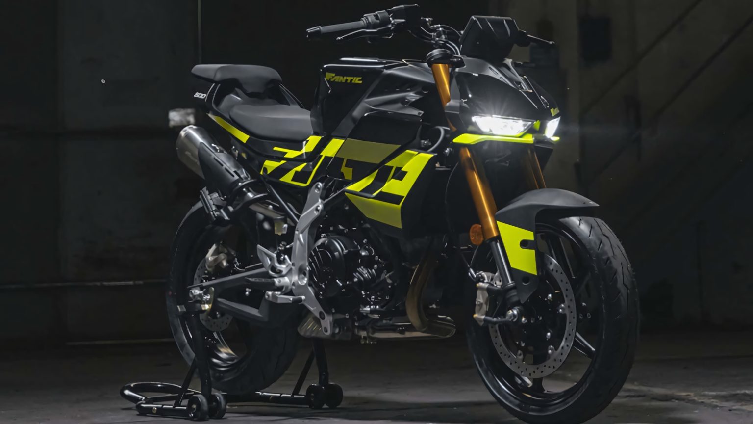 Fantic Stealth 500: 45 hp, 147 kg and Caballero 500 Technology Fantic Stealth 500 2026 – Dreiviertelansicht vorn rechts in Schwarz-Acid-Green mit dramatischer Studiobeleuchtung und eingeschaltetem LED-Scheinwerfer