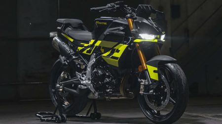Fantic Stealth 500 2026 – Dreiviertelansicht vorn rechts in Schwarz-Acid-Green mit dramatischer Studiobeleuchtung und eingeschaltetem LED-Scheinwerfer
