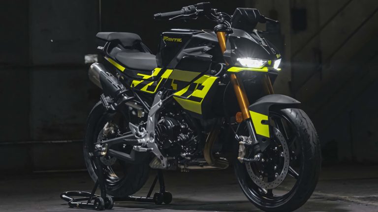 Fantic Stealth 500: 45 PS, 147 kg und Technik aus der Caballero 500 Fantic Stealth 500 2026 – Dreiviertelansicht vorn rechts in Schwarz-Acid-Green mit dramatischer Studiobeleuchtung und eingeschaltetem LED-Scheinwerfer