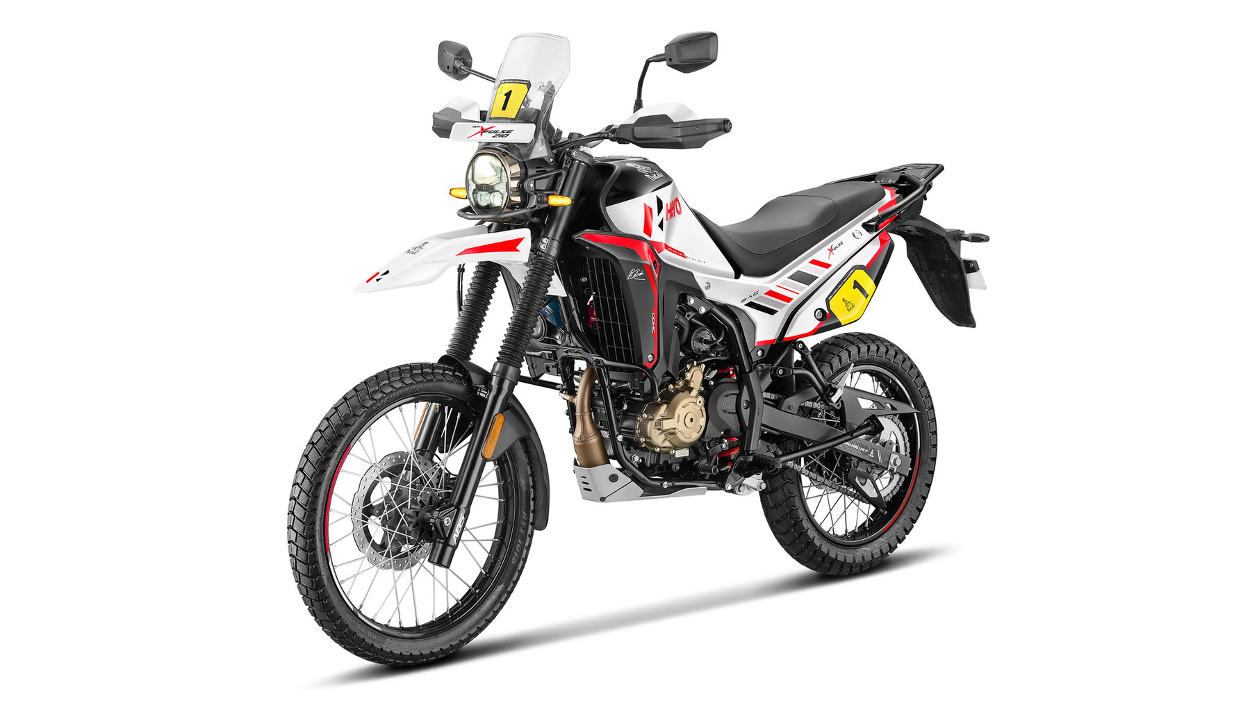 Hero Xpulse 210 Dakar Edition – Studiofoto in Weiß-Rot mit Rallye-Lackierung, Startnummer 1 und grobstolligen Reifen