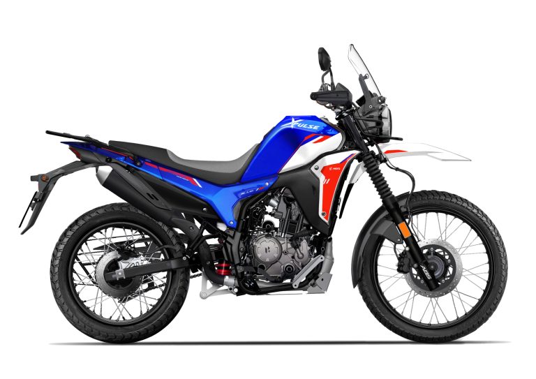 Hero Xpulse 200 – Seitenansicht des Adventure-Motorrads in Blau-Weiß-Rot mit Drahtspeichenrädern und Windschild
