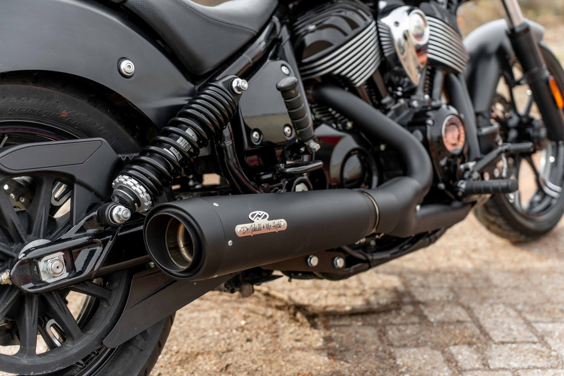 Großbritannien will Motorrad-Umbauten bestrafen, doch Belege fehlen 1 Detailansicht der schwarzen Dr. Jekill & Mr. Hyde Auspuffanlage am Indian Chief 2026 mit Messing-Markenplakette und luftgekühltem Thunderstroke-Motor