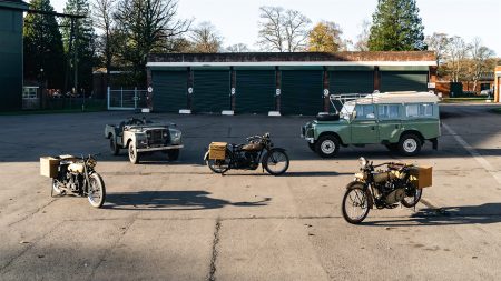 Electrogenic EV-Conversions Gruppenaufnahme – Momoas zwei Harley-Davidson Plug-in-Hybride mit Canvastaschen, Land Rover Series I und Series IIA Dormobile auf Parkplatz