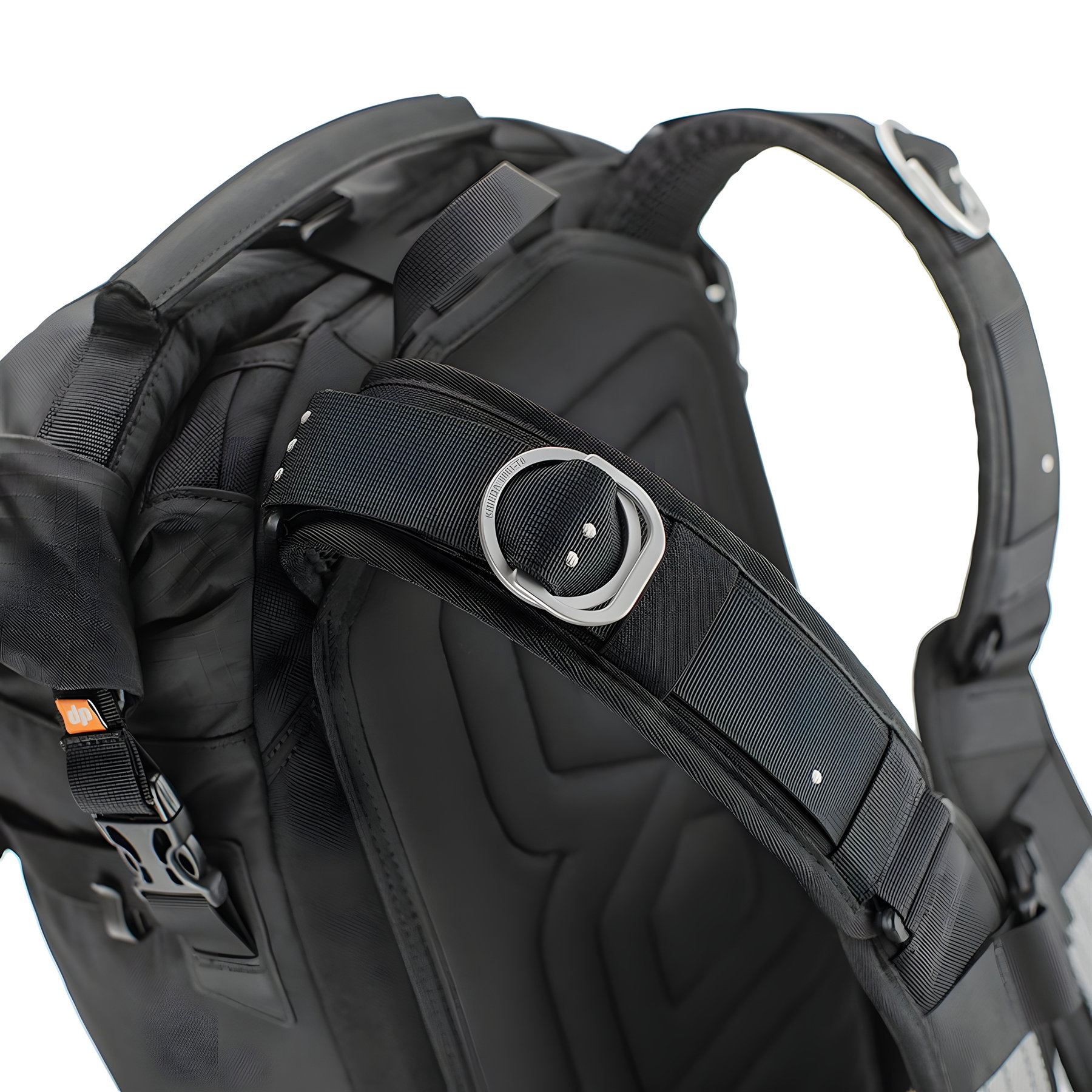 Kriega R25 Guy Martin Edition – 6061-T6-Aluminium-Versteller am Quadloc-Harness in Detailansicht