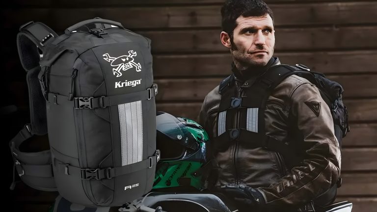 Kriega R25 Guy Martin Edition – Gesamtansicht des Sonderedition-Rucksacks mit Skull-and-Spanners-Logo und Quadloc-Harness