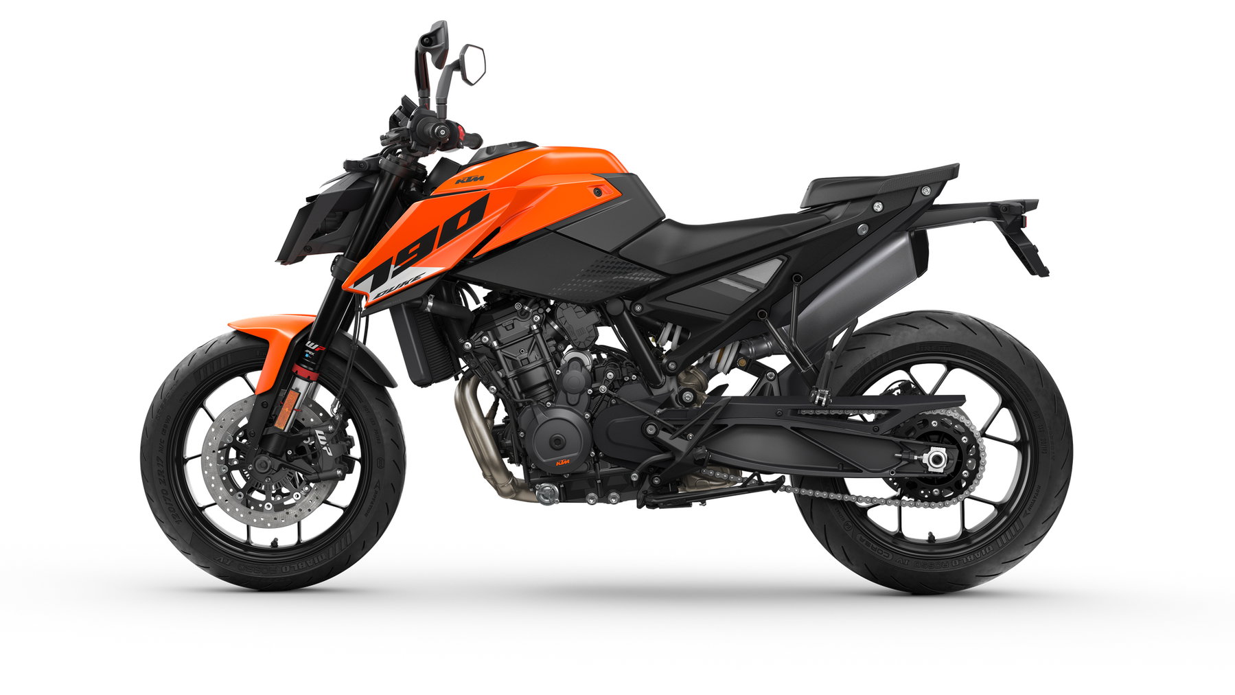 KTM 790 Duke 2027 in Orange – dynamische Studio-Frontansicht von rechts vorne vor weißem Hintergrund