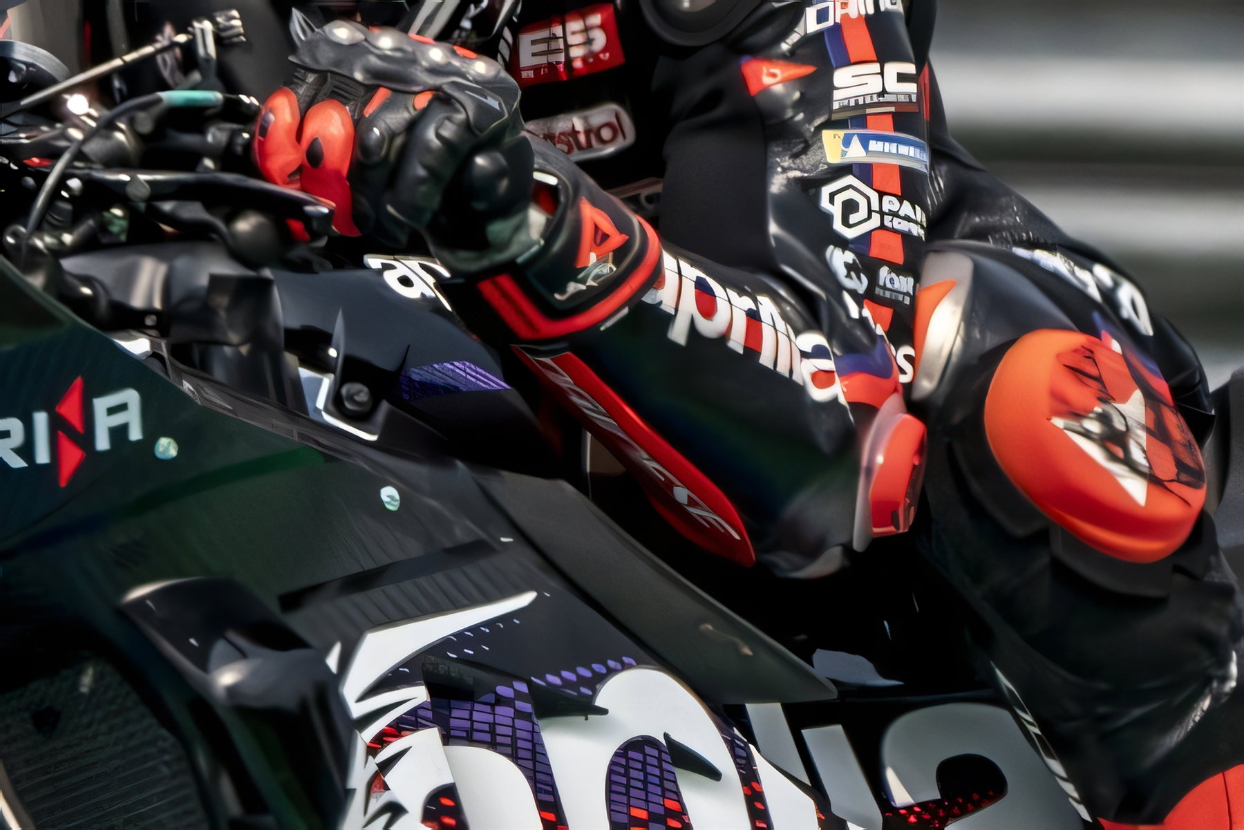 KTM kopiert Aprilias F-Duct: Aero-Wettrüsten vor der 850er-Ära 3 Aprilia RS-GP MotoGP 2026 – Detailansicht der F-Duct-Unterarmabdeckung am Fahrer mit Aprilia-Branding und SC-Sponsor auf dem Lederkombi