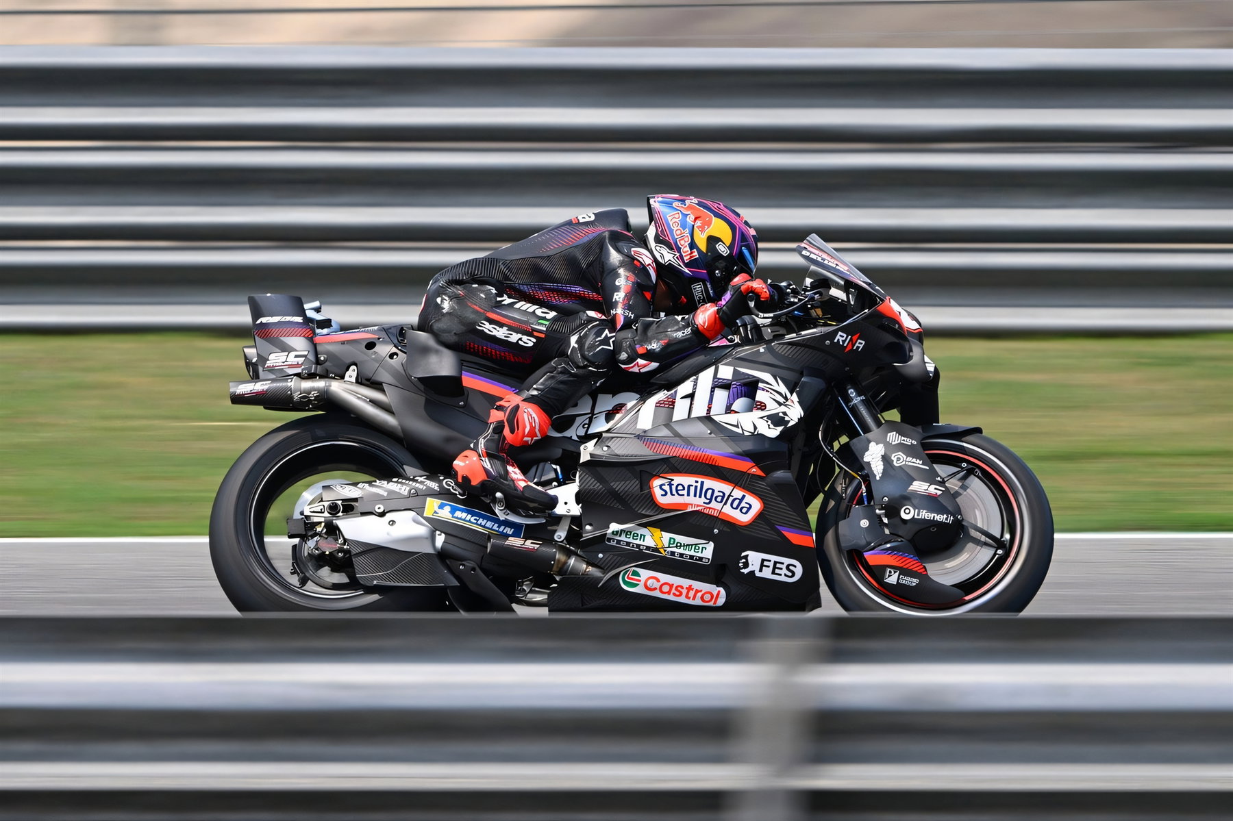 KTM kopiert Aprilias F-Duct: Aero-Wettrüsten vor der 850er-Ära 1 Jorge Martin auf der Aprilia RS-GP MotoGP 2026 – Seitenansicht bei Höchstgeschwindigkeit mit F-Duct-Unterarmabdeckung, Red-Bull-Helm und Sterilgarda-Sponsoring auf der Rennstrecke von Misano