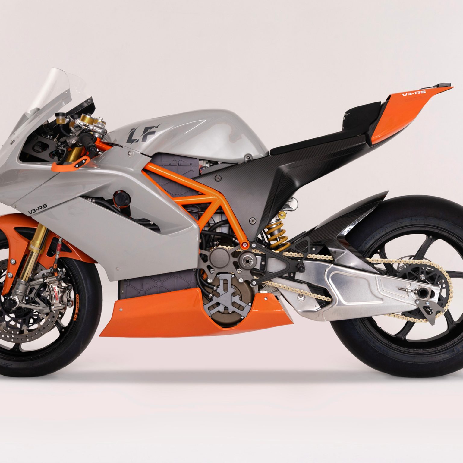 Lightfighter V3: Technik, PS und MotoAmerica-Einstieg Lightfighter V3-RS 2026 – Linke Seitenansicht im Studio in Silber-Orange mit Carbon-Verkleidung, Ohlins-Fahrwerk und Brembo-Bremsen