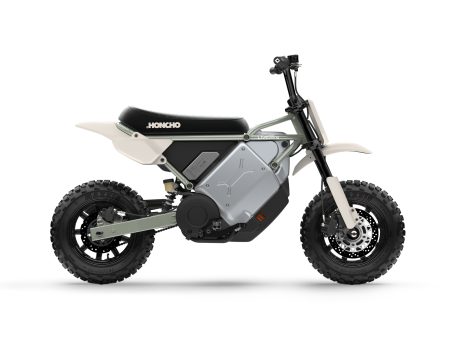 LiveWire S4 Honcho Trail 2026 – Studio-Render der Seitenansicht von links in Mossy-Oat-Grün mit grobstolligen Maxxis-Reifen vor weißem Hintergrund