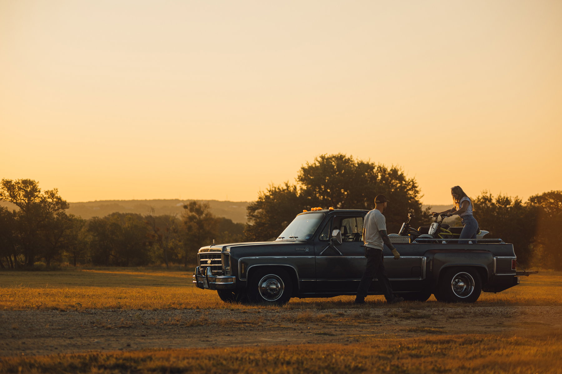 LiveWire S4 Honcho: Electric Minibike from 5,299 Euros Enters Production 3 LiveWire S4 Honcho 2026 -- Paar verlaedt die Minibikes auf einen Oldtimer-Pick-up in einem Feld bei Sonnenuntergang