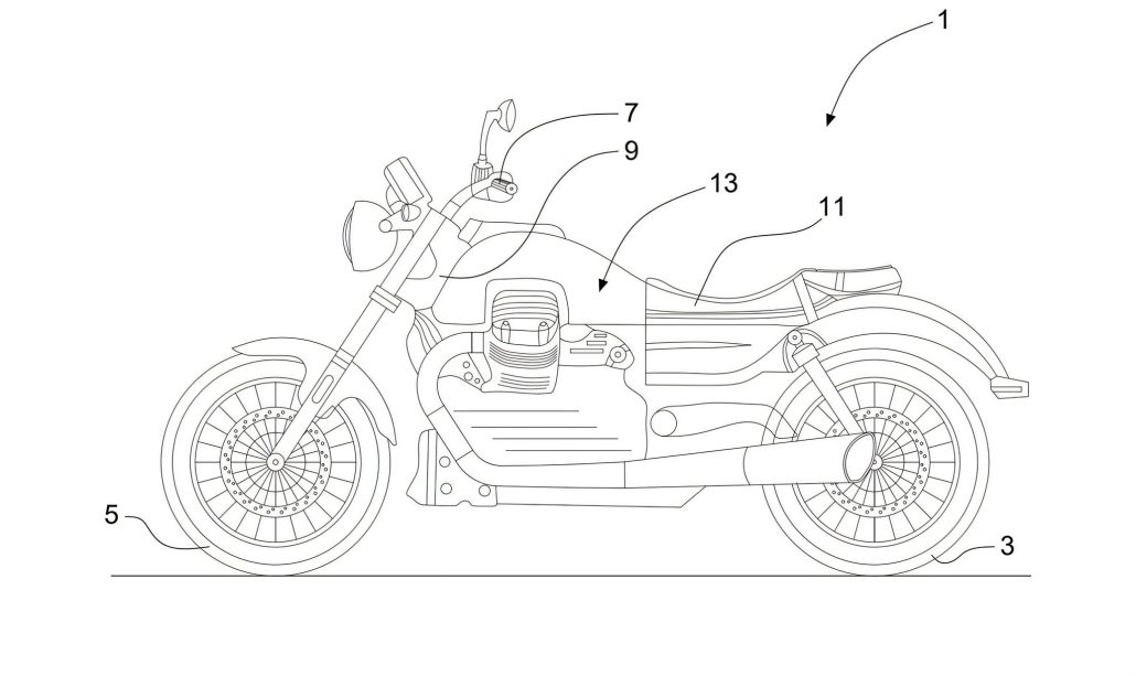 Moto Guzzi Hybrid 2026 – Patentzeichnung eines Cruisers im Eldorado-Stil mit längs eingebautem V-Twin, niedriger Sitzbank und Kardanantrieb (Quelle: Patent, AMCN)