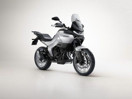 Norton Atlas 2026 – Mittelklasse-Adventure-Tourer in Silber, vordere Dreiviertelansicht im Studio mit Speichenrädern und 19-Zoll-Vorderrad