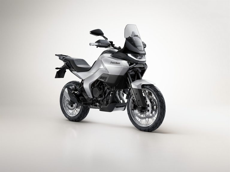 Norton Atlas 2026 – Mittelklasse-Adventure-Tourer in Silber, vordere Dreiviertelansicht im Studio mit Speichenrädern und 19-Zoll-Vorderrad