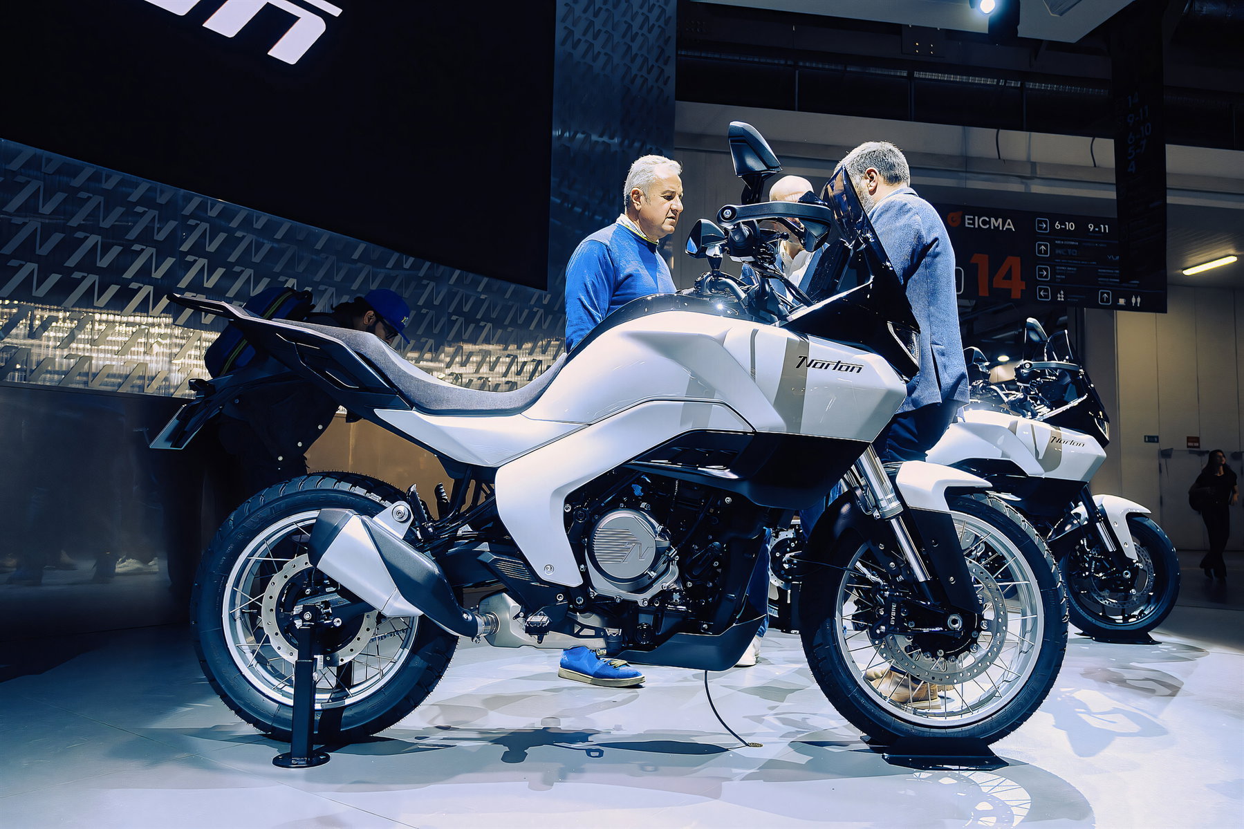 Norton Atlas und Atlas GT: Briten greifen in der Adventure-Mittelklasse an 3 Norton Atlas 2026 – Mittelklasse-Adventure-Tourer in Silber mit Speichenrädern auf der Messe EICMA, Seitenansicht